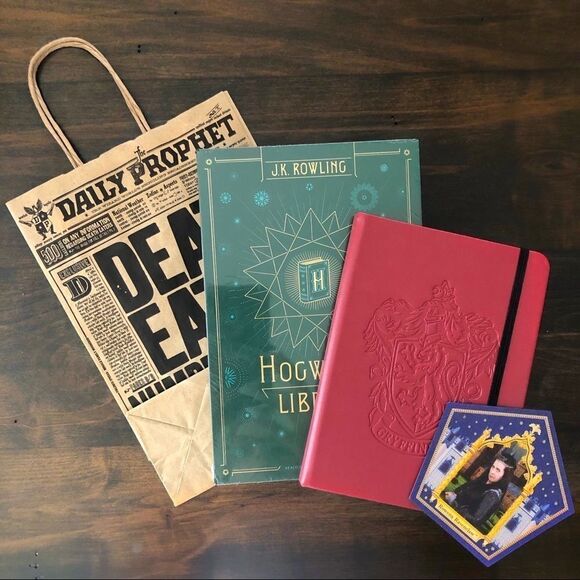 Hogwarts Library Box-Set, Gryffindor Journal, Collector’s Card, & Exclusive Bag - Picture 16 of 16